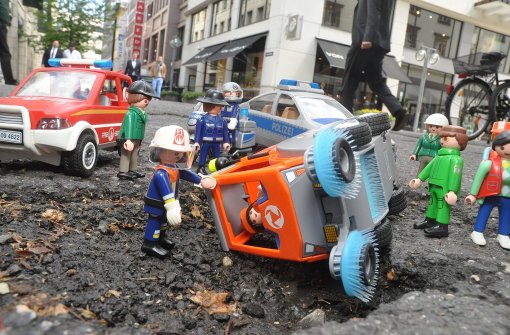 Ein Reinigungsfahrzeug hat sich überschlagen. Die Playmobil-Figuren eilen zur Hilfe. Foto: Andreas Rosar Fotoagentur-Stuttgart