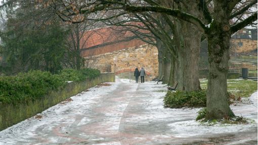 Auch Fußgänger sollten wegen der Glättegefahr, wie hier an der Esslinger Burg, vorsichtig unterwegs sein. Foto: Roberto Bulgrin/bulgrin