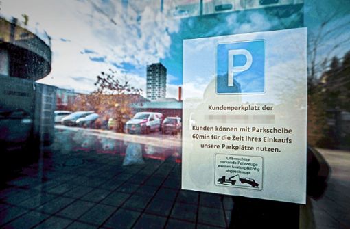 Ein Kundenparkplatz ohne Kunden – gute Geschäfte für ein Abschlepper. Foto: Lichtgut/Leif Piechowski