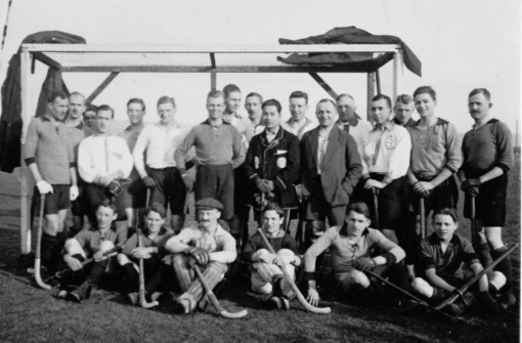 Wir haben beim HTC Stuttgarter Kickers im Fotoalbum geblättert. Klicken Sie sich durch.1913Am 6. August 1913 wird die Kickers-Hockeyabteilung gegründet. Am 13. August spielt das Team erstmals – gegen den Kraftsportverein Stuttgart.