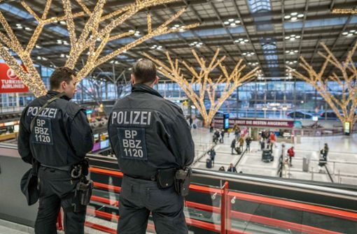 Die Polizeipräsenz am Stuttgarter Flughafen bleibt erhöht, es hat offenbar mehr Ausspähversuche gegeben, als zunächst angenommen. Foto: SDMG