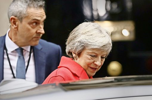 Theresa May verlässt Downing Street 10 – kann sich in ihrem Amt der Premierministerin aber noch halten. Foto: AP (3), picture alliance