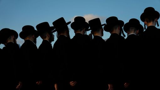 Ultraorthodoxe jüdische Männer beten während einer Zeremonie in Netanya. Israels Regierung steht unter Druck, die Befreiung der ultraorthodoxen Gemeinschaft vom Wehrdienst zu beenden. Foto: Ariel Schalit/AP/dpa