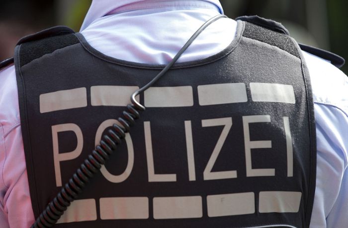 Sindelfingen: Frau geht mit Messern auf Polizisten los