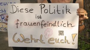 Hebammen und Mütter haben in Leonberg gegen die drohende Schließung der Gynäkologie protestiert. Foto: Jürgen Bach/StZN