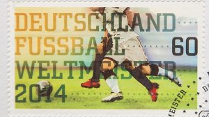 Die von Grafiker Lutz Menze aus Wuppertal entworfene Marke trägt die Aufschrift Deutschland Fußball Weltmeister 2014.  Foto: dpa