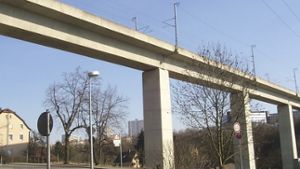 Über das Viadukt in Zazenhausen sollen vorerst keine weiteren Personenzüge fahren, das hat der Verband Region Stuttgart beschlossen. Foto: Archiv Frank Rodenhausen