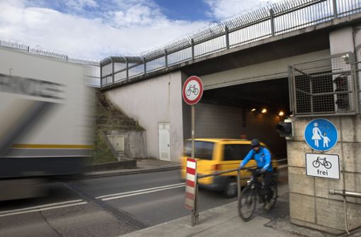 Bisher müssen sich Radfahrer und Fußgänger im Flughafentunnel einen schmalen Gehweg teilen. Foto: Ines Rudel