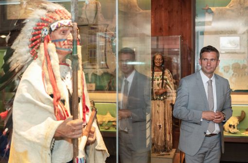 Sachsens  Wirtschaftsminister Martin Dulig (SPD) scheint sich im Karl-May-Museum nicht sicher zu sein, ob der Sioux-Häuptling im Glaskasten mit dem Speer oder mit der Friedenspfeife auf ihn wartet. Foto: dpa