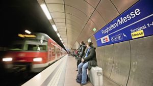 In der S-Bahn-Haltestelle am Flughafen sollen laut Plan künftig auch Fernzüge halten, aber Regionalpräsident Thomas Bopp will das verhindern Foto: dpa