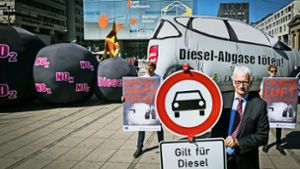 Jürgen Resch, Bundesgeschäftsführer der Deutschen Umwelthilfe, will Dieselfahrzeuge mit Einfahrtverbotszeichen  aus der Stadt halten. Foto: Lichtgut/Zweygarth
