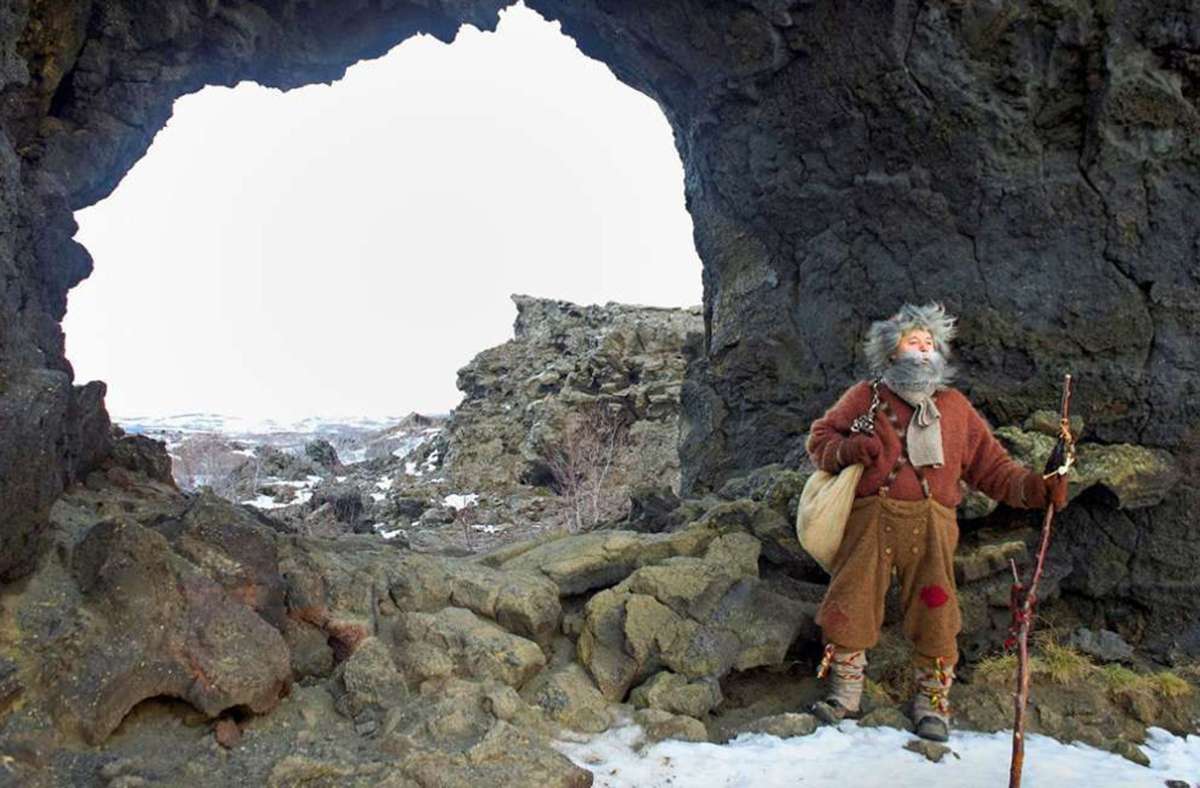 So wild sieht man aus nach einem Jahr in der Höhle: Kurz vor Weihnachten kommen die Jólasveinar zu den Menschen. Hier zeigt sich einer der Trolle in der verschneiten Lavalandschaft von Dimmuborgir im Norden Islands. Foto: Helge Ben/l