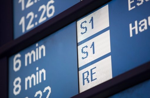 Die S-Bahn-Linie S1 fährt am Samstag nur im 30-Minuten-Takt. Foto: Michael Steinert