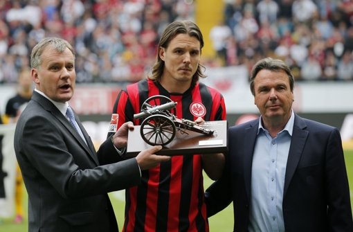 Der Frankfurter Spieler Alex Meier bekommt die Torjäger-Kanone überreicht. Foto: Bongarts/Getty Images
