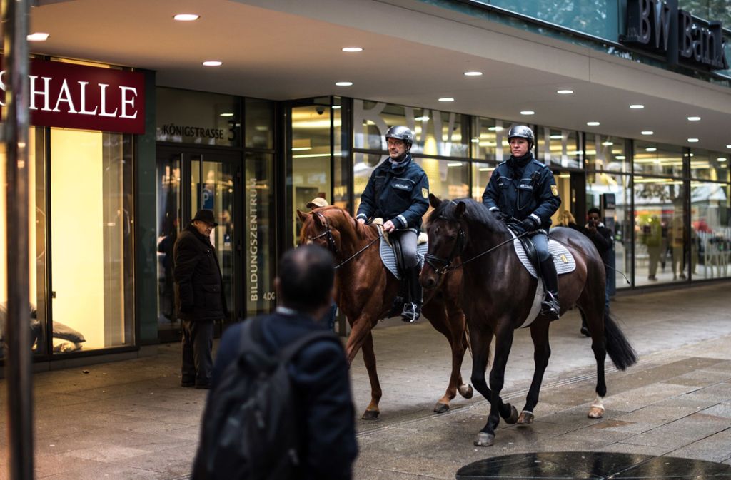 Die Polizei unterhält  zwei Reiterstaffeln in Stuttgart und Mannheim mit insgesamt 41 Pferden. Aus Sicht des Rechnungshofs würde ein Standort mit 25 Pferden ausreichen. Damit könnten bis zu 22 Polizisten andere  Aufgaben übernehmen.