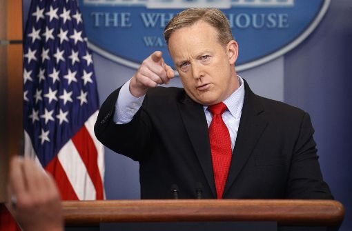 Obwohl er die Presse bereits belogen hatte, sieht sich Pressesprecher Sean Spicer immer noch der Wahrheit verpflichtet: „Es ist unsere Absicht, Sie nie anzulügen.“ Foto: AP