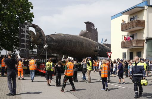 Einzigartige Perspektive: Ein U-Boot rollt durch Speyer. Foto: dpa/Uwe Anspach