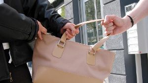 In bereits neun Fällen wurden Frauen die Handtaschen und der  Schmuck weggerissen. Foto: Archiv/Friedel