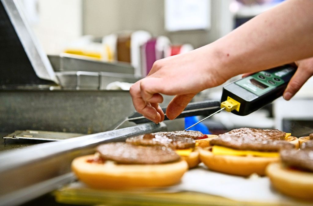 Mitarbeiter von Fastfood-Ketten wie McDonalds, Burger King und Co. bekommen künftig mehr Geld. Foto: dpa/Franziska Gabbert