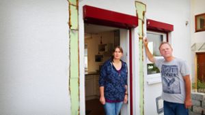 Ob die nachträglich eingebauten Stahlstützen das Haus retten? Jürgen und Sabine Brüchert hoffen das inständig. Foto: Ines Rudel