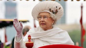 Großbritannien: Königin Elizabeth II. zeigt trotz ihres stolzen Alters von 86 Jahren keine Anzeichen von Amtsmüdigkeit. Sie ist so populär wie nie zuvor. Im vergangenen Jahr feierte sie unermüdlich ihr Diamantenes Thronjubiläum, 2013 freut sie sich auf einen weiteren Urenkel. Foto: dpa