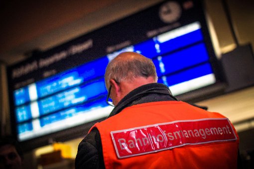 Am Bahnhof Bad Cannstatt sorgten Ordnungskräfte dafür, dass die Fahrgäste informiert wurden. Foto: www.7aktuell.de | Robert Dyhringer