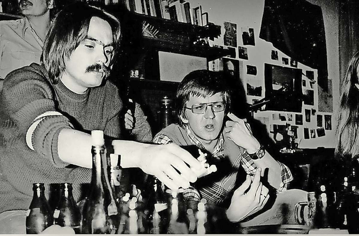 Winfried Kretschmann (rechts) gehörte   einst zum Umfeld der Riedlinger  Rockband Powerplay. Den heutigen Ministerpräsidenten zog es aber doch  in die Politik. Foto: /Silberburg-Verlag