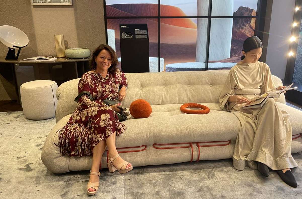 Barbara Benz nimmt auf dem neuen Sofa „Soriana“ im Showroom von Cassina Platz.