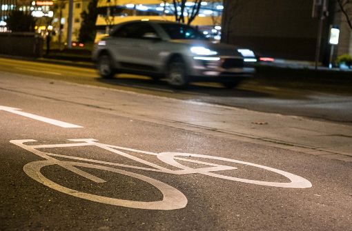 Eine Nähe, die nicht jeder mag: Radfahren direkt neben dem Autoverkehr Foto: Lichtgut/Max Kovalenko