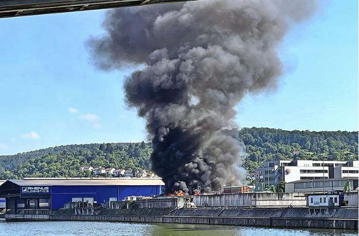 Feuer  in Stuttgart-Hedelfingen: Nur geringer Schaden durch Brand im Hafen