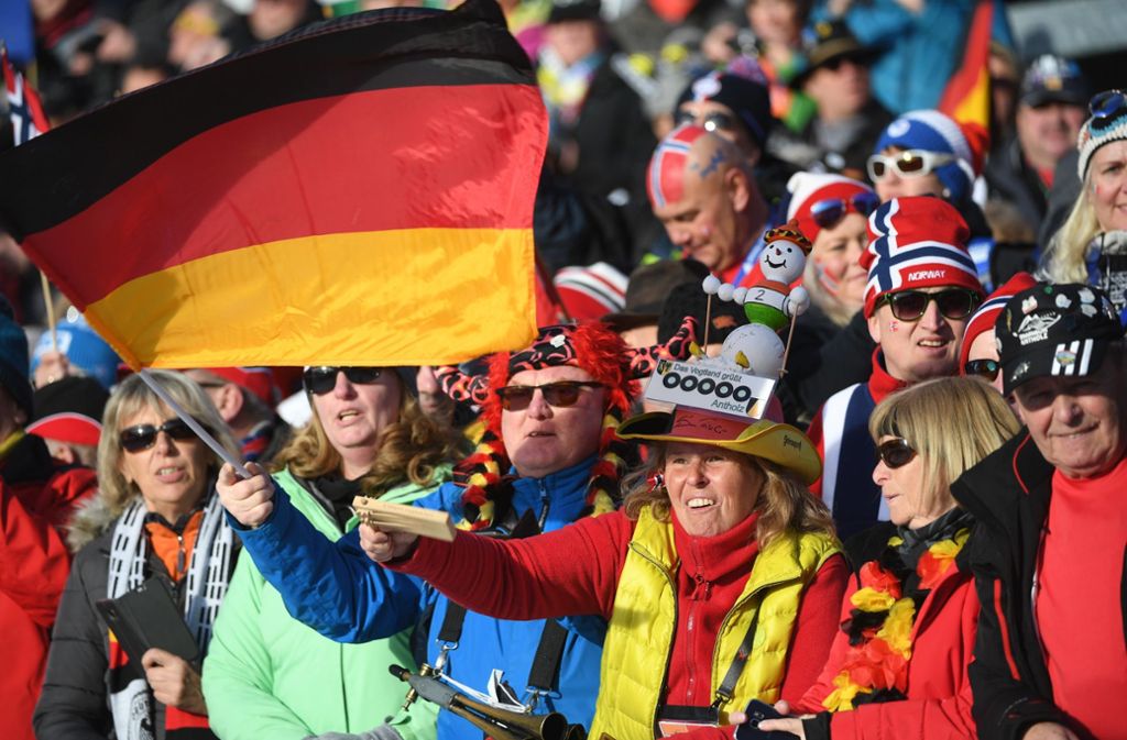 Biathlon-Fans feiern alle und alles – auf der Tribüne grenzt Deutschland direkt an Norwegen, und angefeuert werden die Sporttreibenden aus allen Nationen. Foto: dpa/Hendrik Schmidt