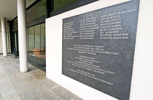 Eine Tafel mit den Namen vieler Opfer hängt bereits am Rathaus. Einmal im Jahr gibt es hier eine Gedenkfeier. Foto: factum/Simon Granville