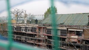 Das Dach kommt weg, eine neue Etage oben drauf: In Untertürkheim wendet Vonovia eine neue Methode zum Gewinnen zusätzlicher Wohnungen an. Foto: Lichtgut/Jan Reich