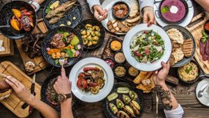 Essen mit Familie und Freunden teilen ist eine der Gemeinsamkeiten der iranischen und der italienischen Küche. Foto: Olga Klochanko/Shutterstock.com