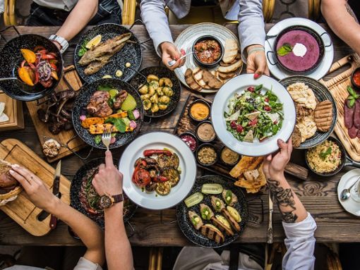 Essen mit Familie und Freunden teilen ist eine der Gemeinsamkeiten der iranischen und der italienischen Küche. Foto: Olga Klochanko/Shutterstock.com