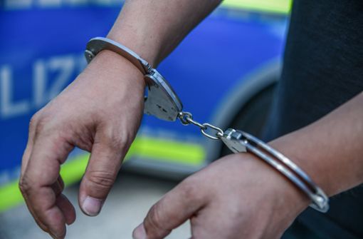 Ein Tatverdächtiger in Handschellen. In Wendlingen hat die Polizei zwei Männer festgenommen, die Rauschgift handelten. (Symbolfoto) Foto: IMAGO/Marius Bulling