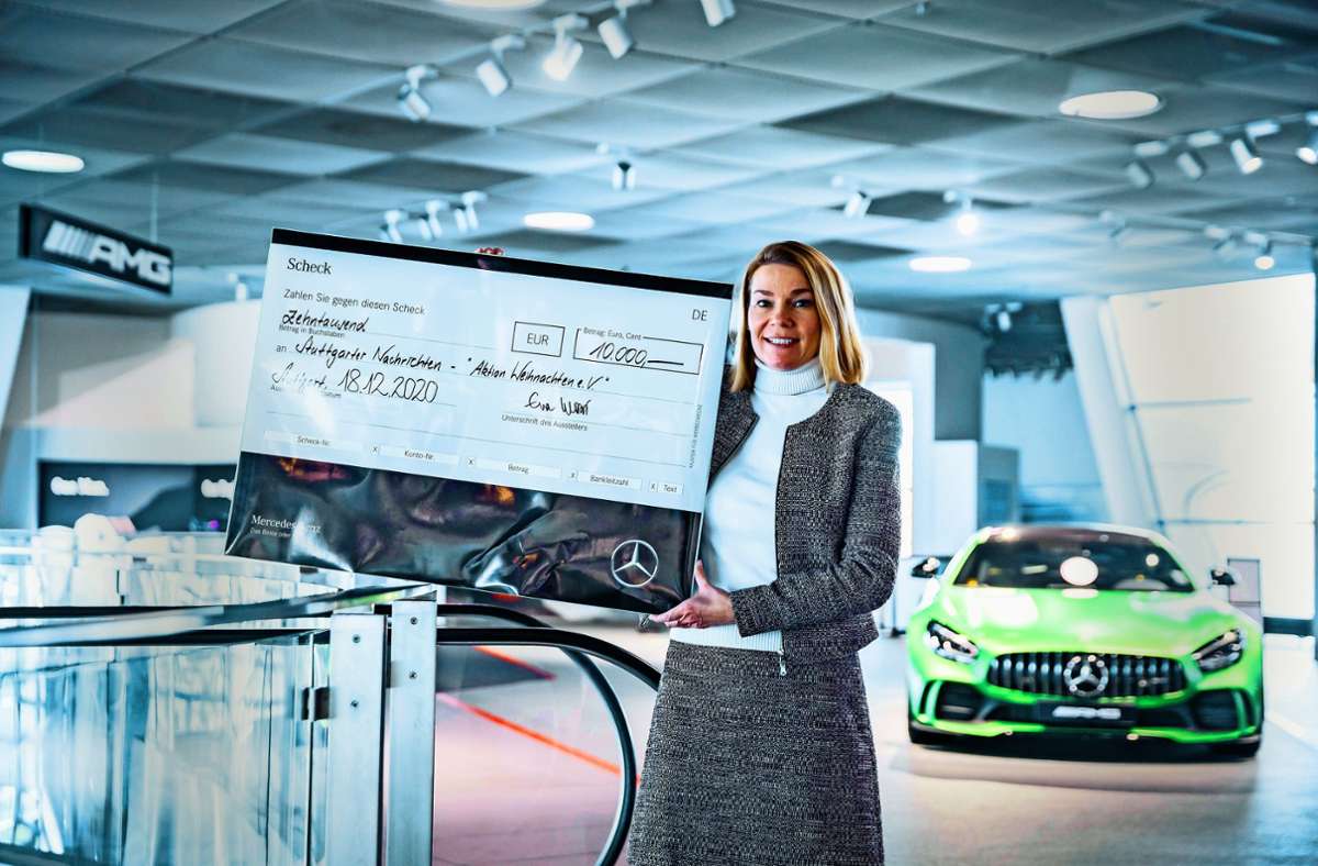 Eva Wiese von der Daimler AG zeigt den symbolischen Scheck über 10 000 Euro. Foto: Lichtgut/Julian Rettig