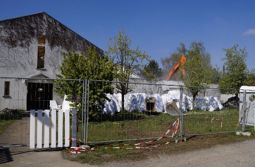 Die Bagger sind bereits daran, die alten Gebäude der Wohnanlage am Probstsee abzureißen. Anfang Mai soll mit dem Neubau begonnen werden. Foto: Lebenshilfe Stuttgart