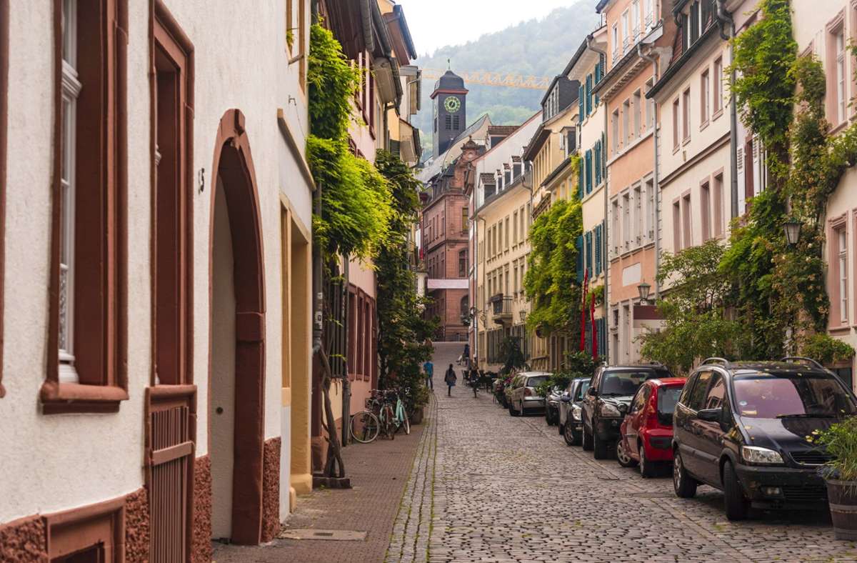 Der Kommunale Ordnungsdienst untersagt Anwohnern in der Heidelberger Altstadt, vor ihren Häusern zu sitzen (Symbolbild). Foto: imago//Westend61