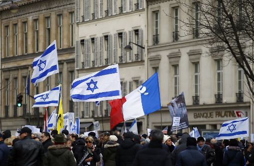 Pro-Israelische Demonstranten vor der israelischen Botschaft in Paris. Foto: AP