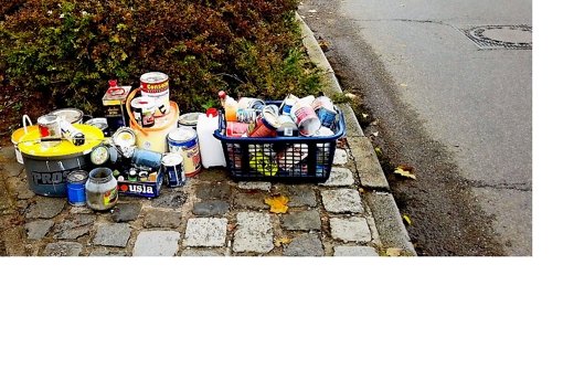 Dieser Müll ist von seinen Eigentümern einfach bei den Wohnmobilstellplätzen am Bolzplatz in der Poppenweiler Straße entsorgt worden. Foto: Stadt Marbach