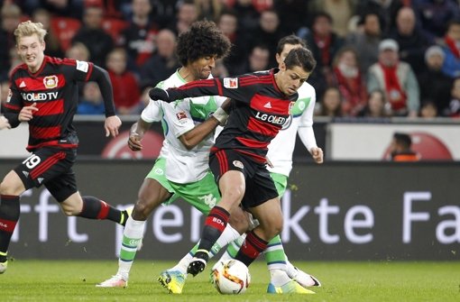 Vieirinha von Wolfsburg (l) fordert Javier Hernandez Chicharito von Leverkusen heraus. Foto: Bongarts