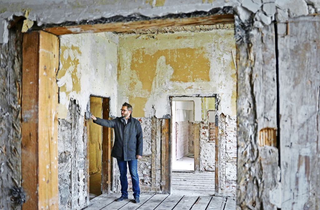 Die einstigen Prunkbauten haben  arg gelitten, wie Sascha Engelmann, der Chef des Architektenteams, zeigt. Foto: factum/Granville