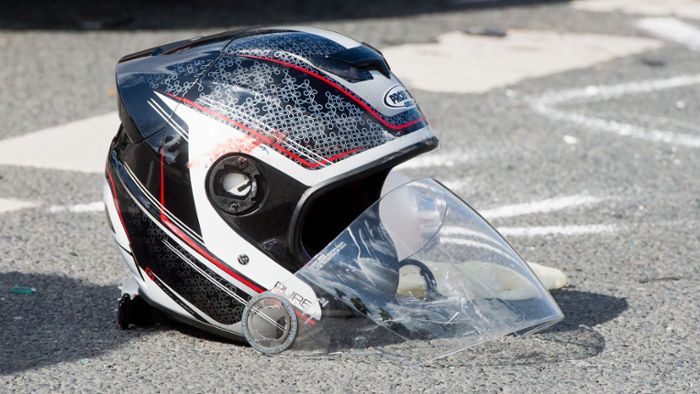 Gefährliches Überholmanöver: Motorradfahrer schwer verletzt