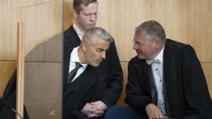 Pflichtverteidiger Frank Hanning (rechts) soll den Hauptangeklagten Stephan Ernst nicht weiter im Lübcke-Prozess verteidigen. Foto: dpa/Thomas Kienzle