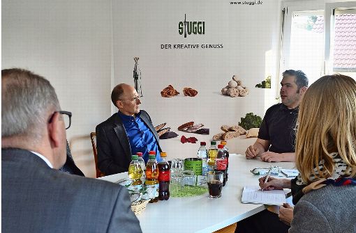 Stefan Bless (rechts) erklärte den Gästen von der Handwerkskammer Region Stuttgart das Konzept hinter seinem Onlineshop „Stuggi“. Foto: Wiebke Wetschera