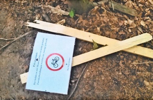 Im Privatwald von Willy Weller sind Verbotsschilder zerstört worden. Foto: privat
