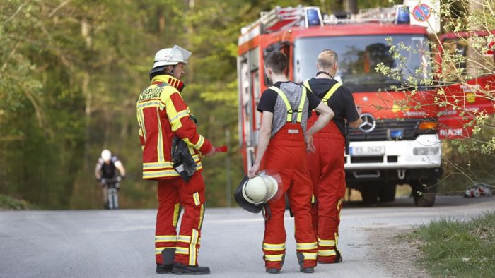 Feuerwehrleute bekämpfen Waldbrand und finden Bombe