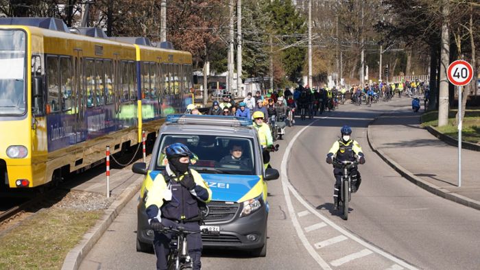 Rund 100 Radfahrer demonstrieren für sicheren Radweg