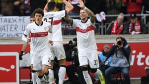 Benjamin Pavard, Mario Gomez and Daniel Ginczek freuen sich über den Sieg des VfB Stuttgart. Foto: dpa